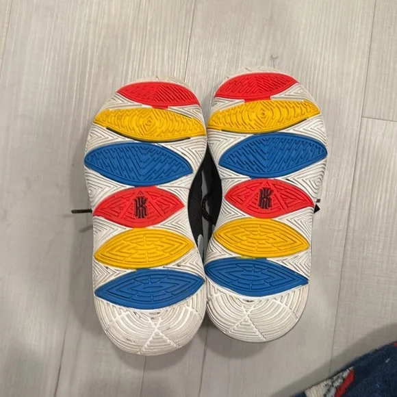 Friends Kyrie 5 - Picture 4 of 7